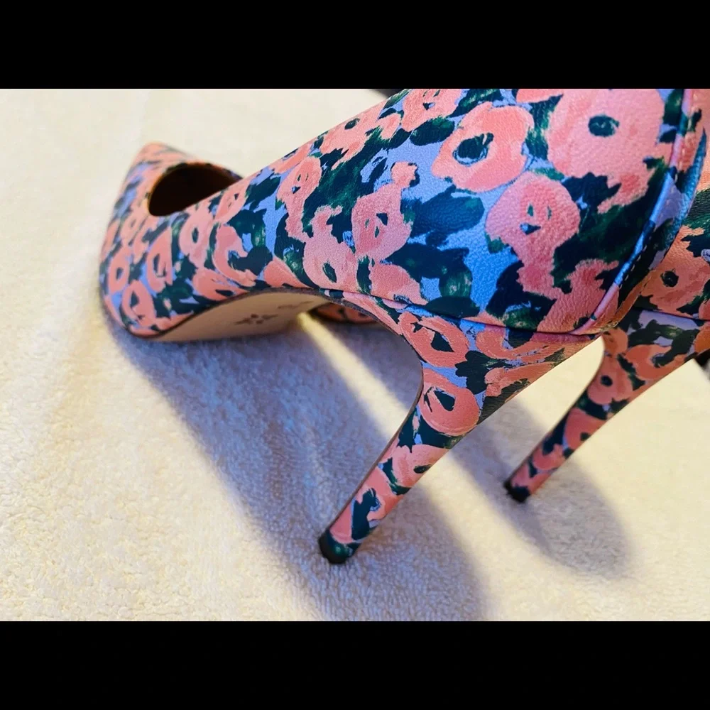 Almost Brand New Heels By BCBG  - Size 10 B - Heel Height 4 Inches - box 82 - Picture 7 of 9
